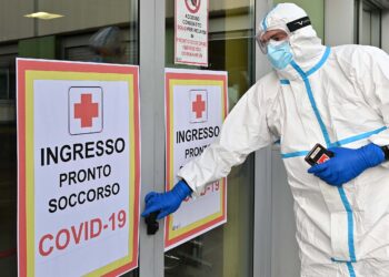 Emergenza Covid a Como. Ambulanze e volontari al pronto soccorso dell’ospedale Sant’Anna.