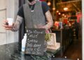 cameriere che serve il caffè d'asporto