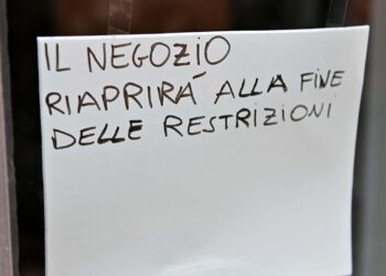 Secondo lockdown, negozi, attività commerciali, bar, ristoranti in centro storico a Como.