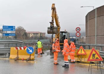 Ingresso viadotto dei Lavatoi, barriere di cemento danneggiate e semi distrutte. Operai al lavoro per la sostituzione