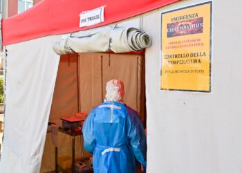 Ospedale di Cantù (via Domea, Cantù CO), pronto soccorso, struttura tende pre-triage, infermiere