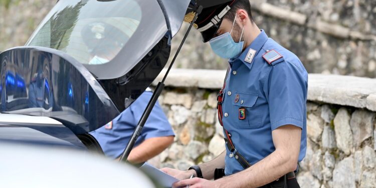 Carabinieri di Cantù, pattuglia in piazza Garibaldi