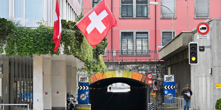 nessun decesso in Canton Ticino, nella foto bandiere della svizzera