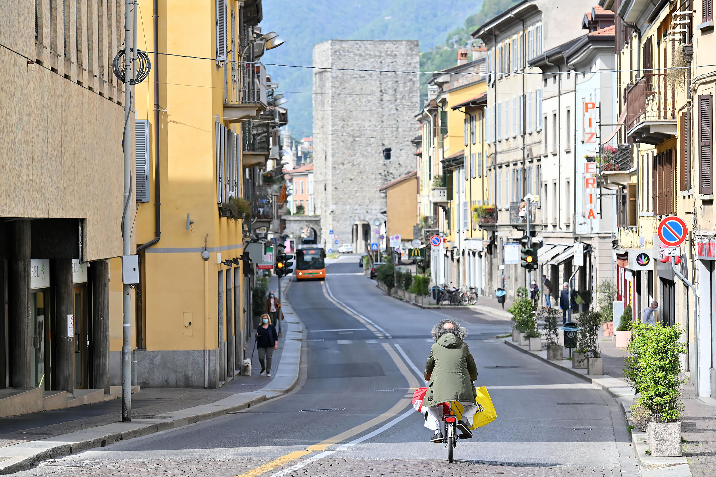 Via Milano, possibile stop alle auto nei weekend. Confesercenti all’attacco
