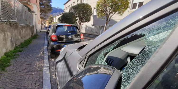 Un'auto danneggiata a Como