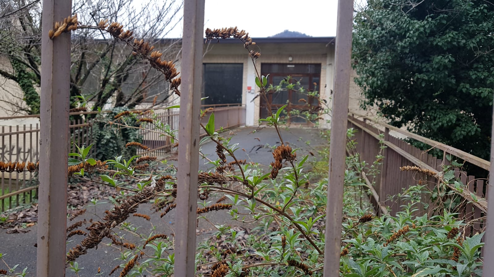 Tavernola, ex centro di accoglienza in via Tibaldi: “Abbandono e fondi ministeriali persi”