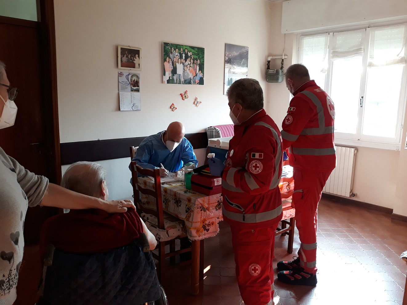 Cantù, da oggi le vaccinazioni a domicilio. Medici e volontari a casa degli anziani