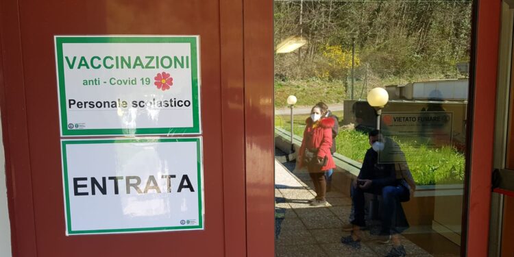 Una sede per i vaccini del personale scolastico a Como