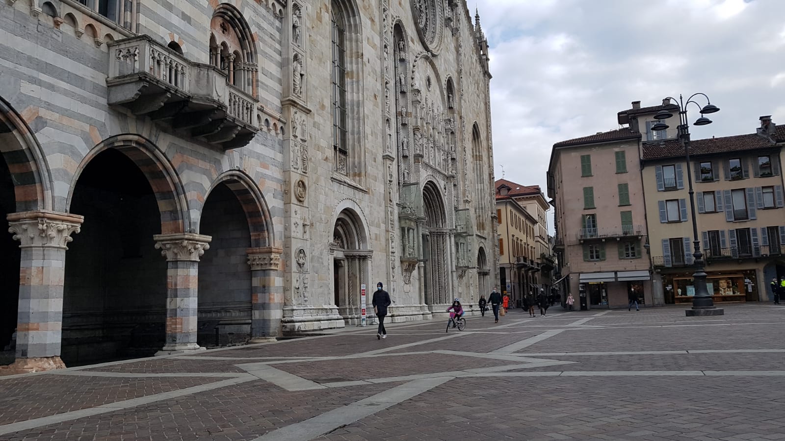 Da lunedì Como torna in zona rossa. Stop a visite a parenti e amici