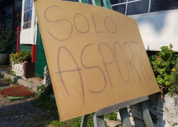 Un'insegna "solo asporto" all'esterno di un ristorante