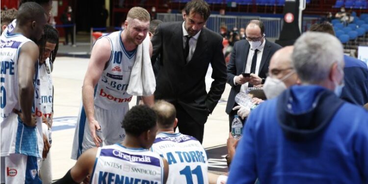 La Pallacanestro Cantù durante un time-out