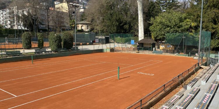 Un campo da tennis