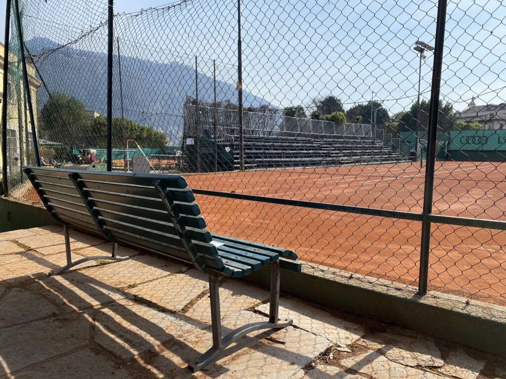 campo da tennis vuoto e senza pubblico