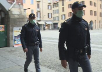 Controlli della polizia nel centro di Como