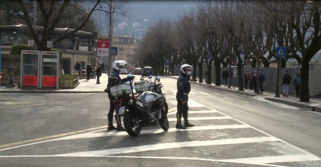 Controlli della polizia locale a Como