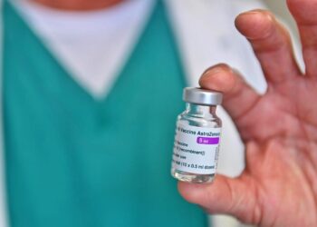 Una fiala del vaccino AstraZeneca