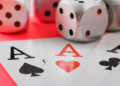 Un tavolo da gioco con dadi e carte da poker