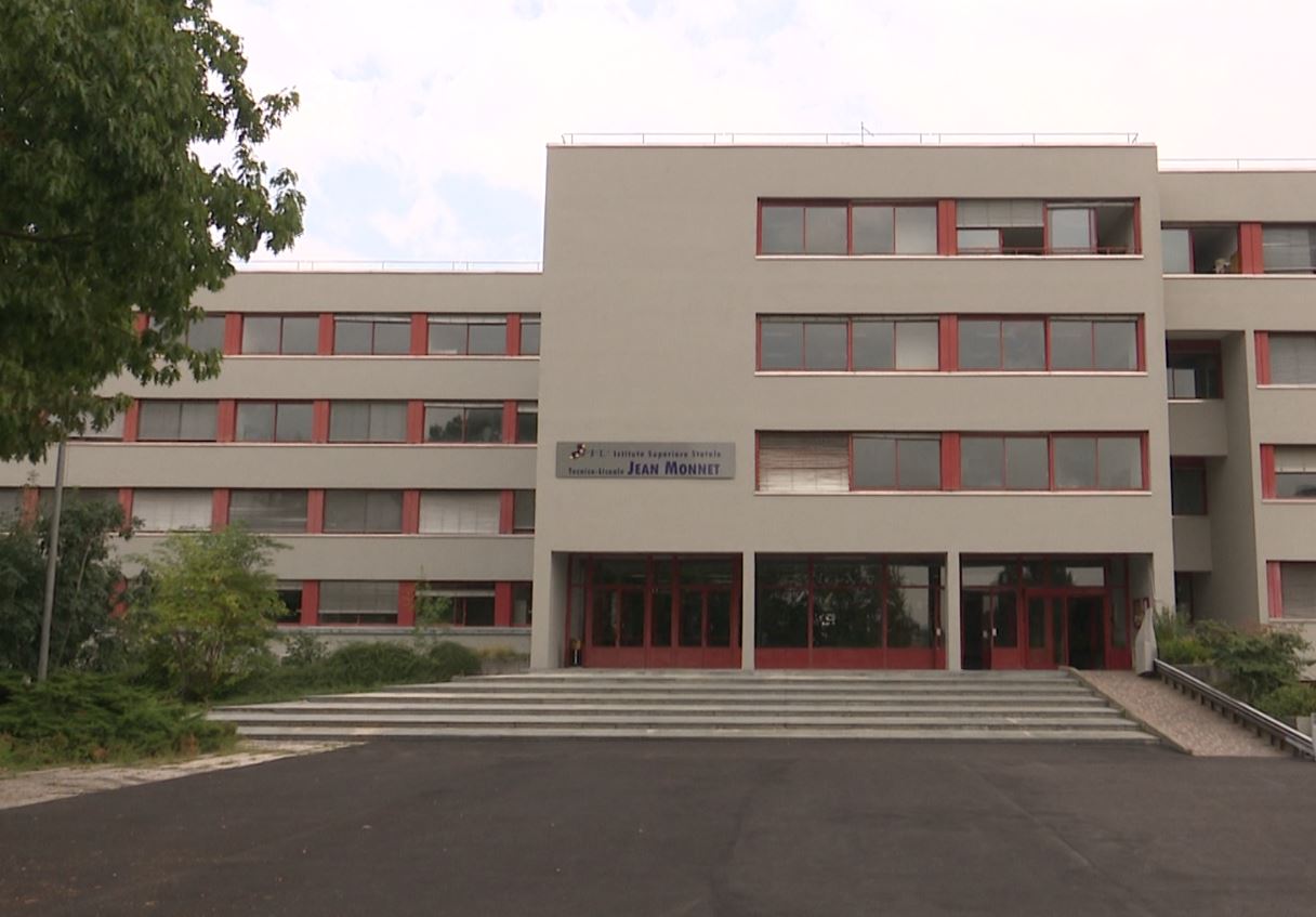 Danni alle auto e allo studio dei professori, denunciati tre studenti dell’istituto Jean Monnet