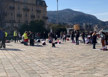 Genitori protestano in piazza Cavour a Como