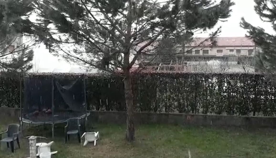 Meteo pazzo: sole a Como, fiocchi di neve a Cantù