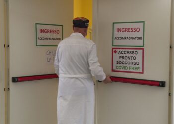 medico entra in pronto soccorso sant'anna