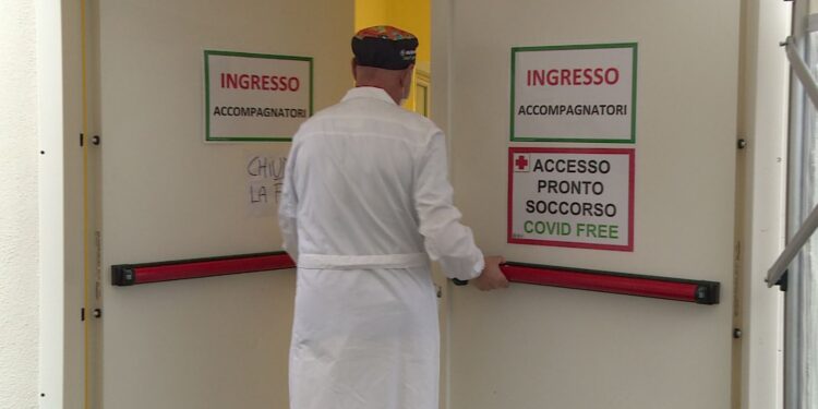 medico entra in pronto soccorso sant'anna