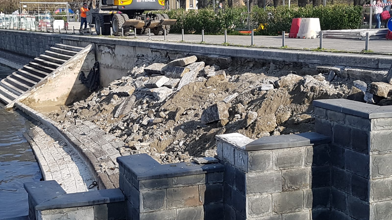 Cantiere delle paratie, demolita la scala a lago