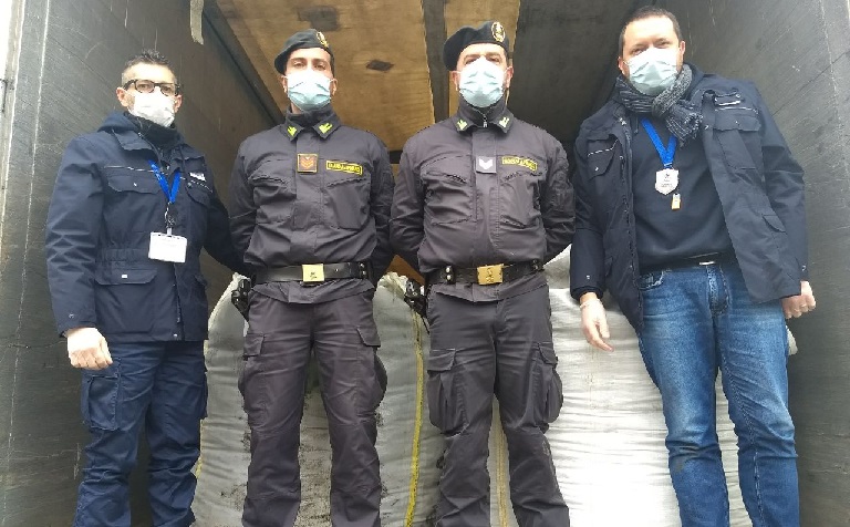 Spedizione illegale di rifiuti al confine: sequestrate 20 tonnellate di scarti ferrosi