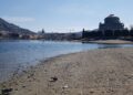 Il lago di Como ritirato davanti al tempio Voltiano