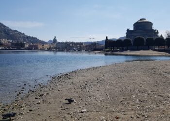 Il lago di Como ritirato davanti al tempio Voltiano