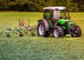 Trattore in un campo