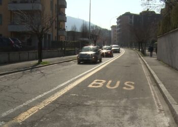 La corsia bus in via Aldo Moro