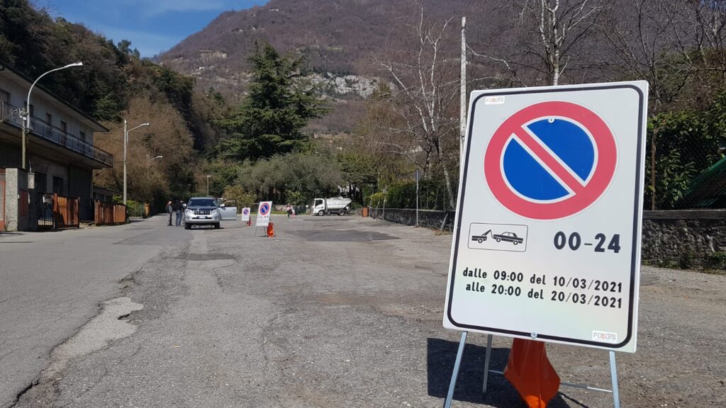 Cartello per la viabilità a Tremezzina