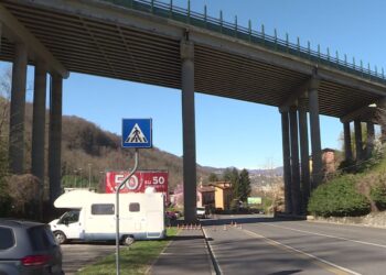 Caduta di calcinacci dal viadotto A9 in via Bellinzona a Como