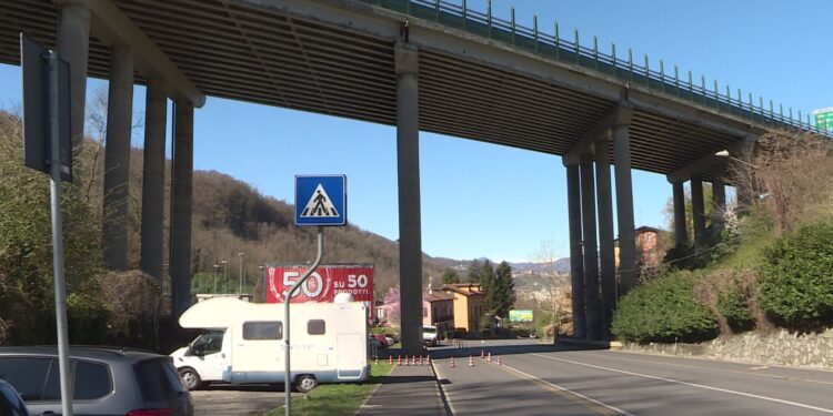 Caduta di calcinacci dal viadotto A9 in via Bellinzona a Como