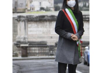 Dopo il consiglio straordinario sindaca raggiunge sit-in