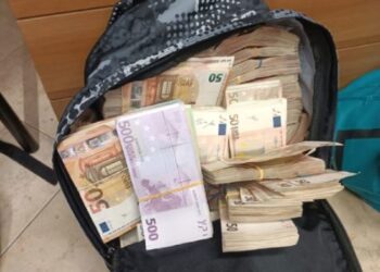 Nascosti in armadio e divano in abitazione Alberto Chiarello