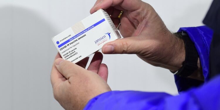 Pausa su raccomandazione del Cdc e della Fda