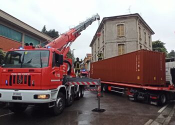 Il camion incastrato a Cantù