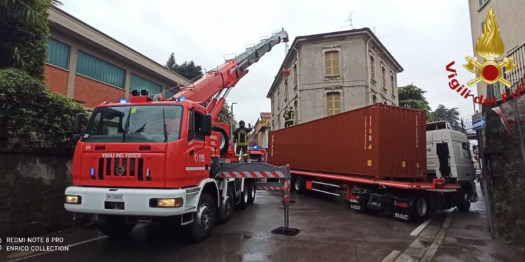 Il camion incastrato a Cantù