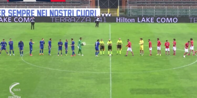 Il calcio d'inizio di Como-Grosseto