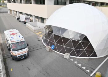 Ospedale Sant’Anna di Como (San Fermo). Allestimento nuovo tendone per i parenti dei pazienti del pronto soccorso