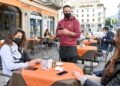 Clienti in un bar all'aperto