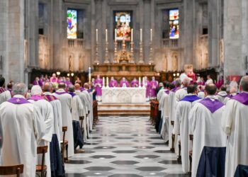 Messa in duomo in memoria di Don Lanzetti, morto in aprile per coronavirus, celebrata dal vescovo di Como Oscar Cantoni