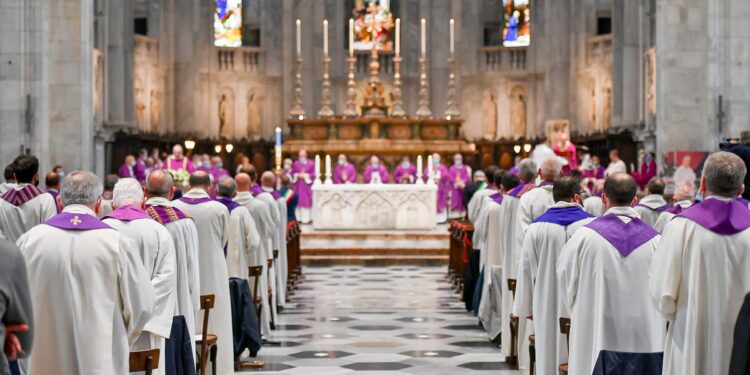 Messa in duomo in memoria di Don Lanzetti, morto in aprile per coronavirus, celebrata dal vescovo di Como Oscar Cantoni