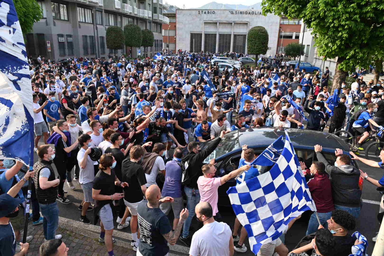 Bandiere e caroselli, la festa dei tifosi in città per la promozione in B