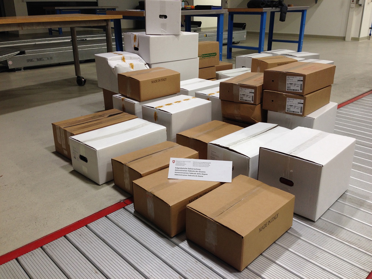 Contrabbando di cibo, tonnellate di salumi e formaggi dall’Italia alla Svizzera