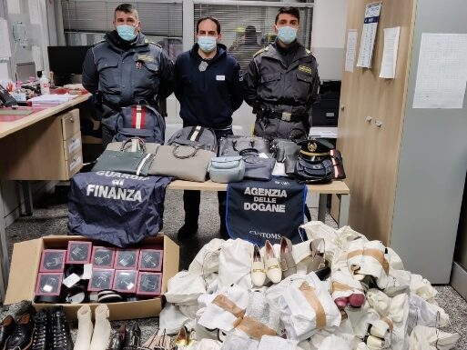 Fermate a Brogeda con borse e accessori di lusso non dichiarati, multate due cinesi