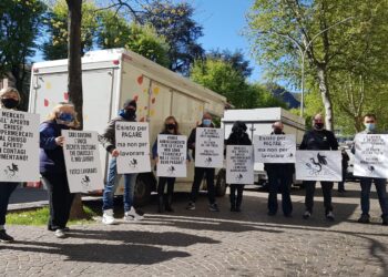 La protesta dei mercanti ambulanti Como