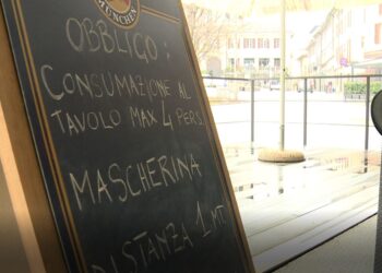 Tavolini all'aperto di un bar a Cantù